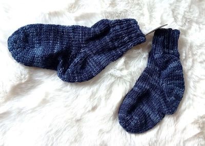 handgestrickte Babysocken blau meliert in Gr. 19/20
