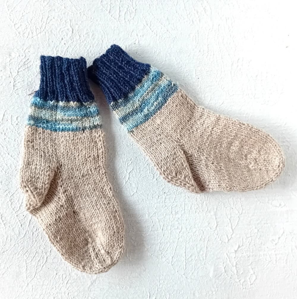 handgestrickte Kindersocken beige blau in Gr. 21/22