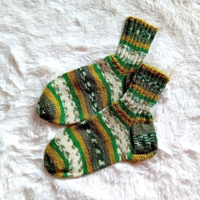 handgestrickte Damensocken oliv weiss in Gr. 37