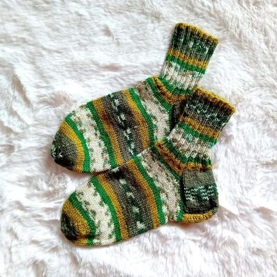 handgestrickte  Damensocken oliv weiss in Gr. 37