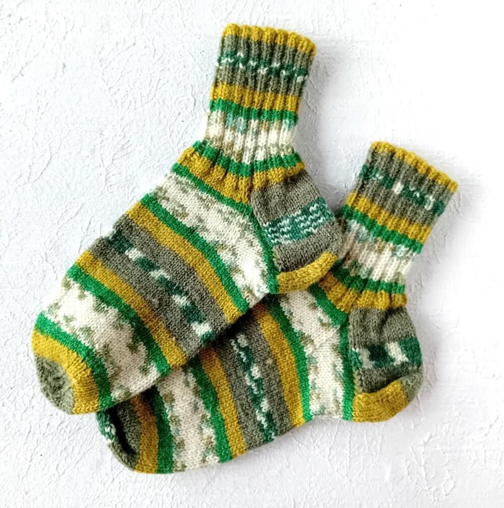 handgestrickte Damensocken oliv weiss in Gr. 37