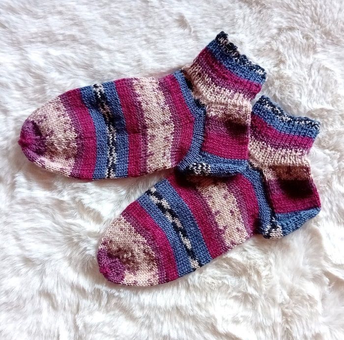 handgestrickte Damensocken bordeaux blau in Gr. 38