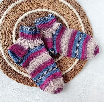 handgestrickte Damensocken bordeaux blau in Gr. 38 handgestrickte Damensocken bordeaux blau in Gr. 38