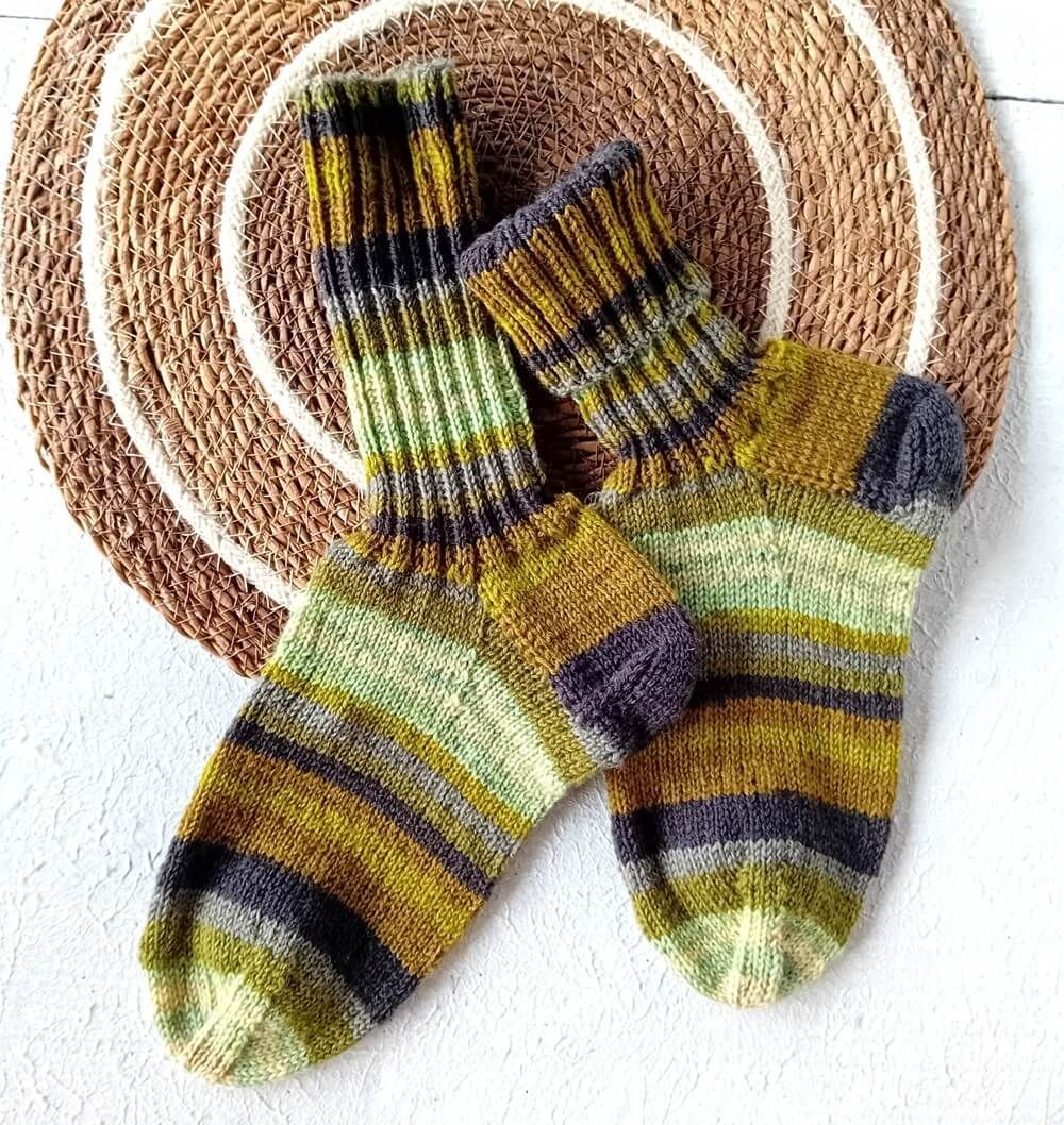 handgestrickte Damensocken gruen in Gr. 41/42 handgestrickte Damensocken gruen in Gr. 41/42