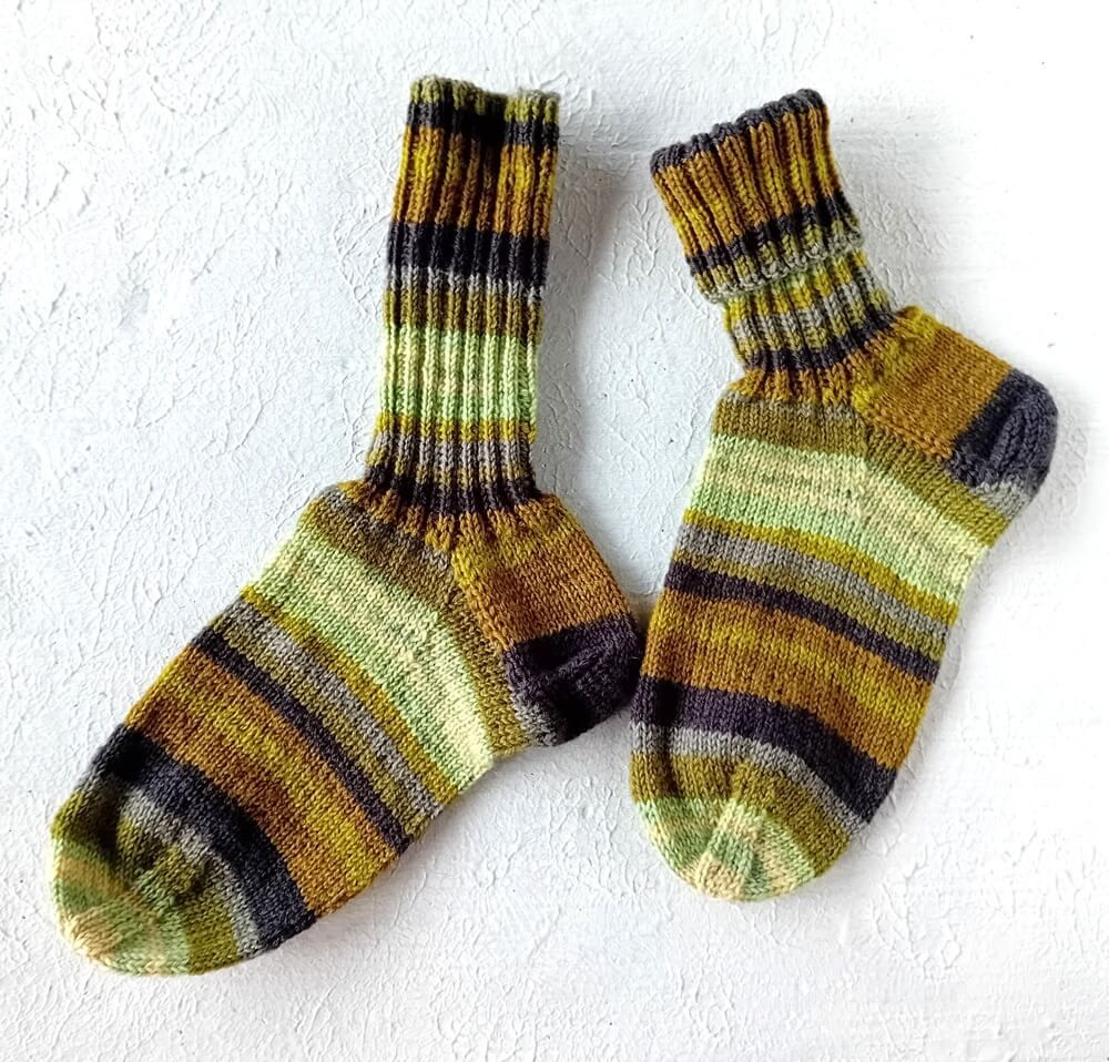 handgestrickte Damensocken gruen in Gr. 41/42