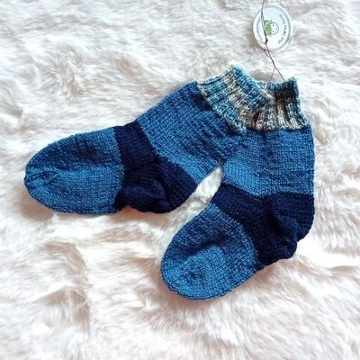 handgestrickte Kindersocken blau gestreift in Gr. 22/23