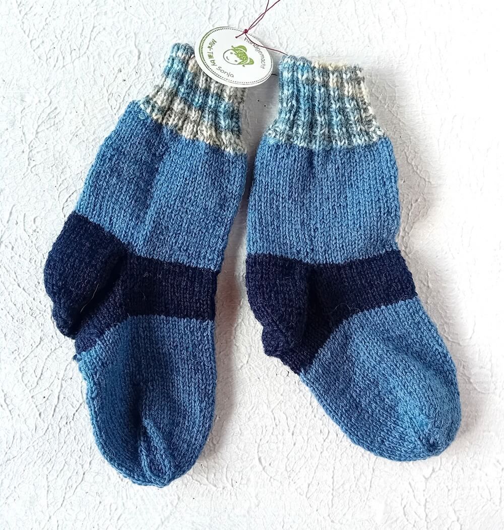 handgestrickte Kindersocken blau gestreift in Gr. 22/23