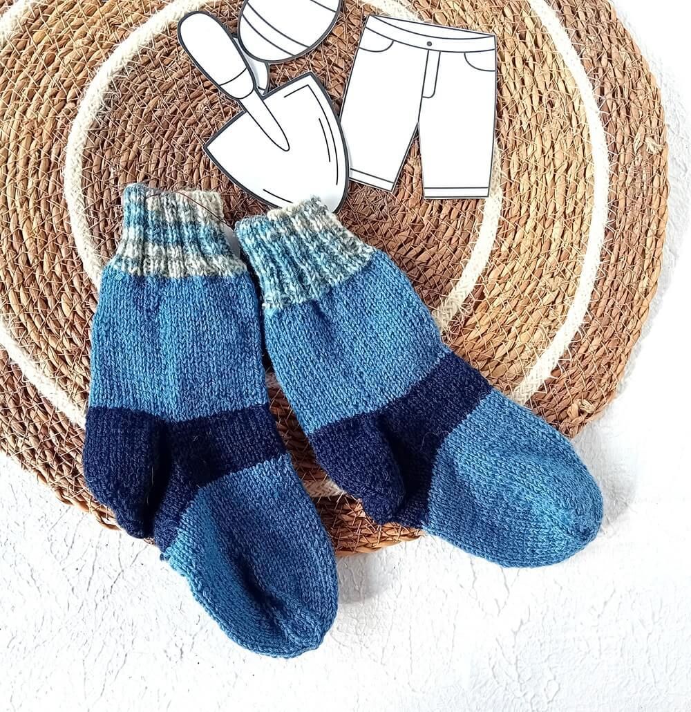 handgestrickte Kindersocken blau gestreift in Gr. 22/23 handgestrickte Kindersocken blau gestreift in Gr. 22/23