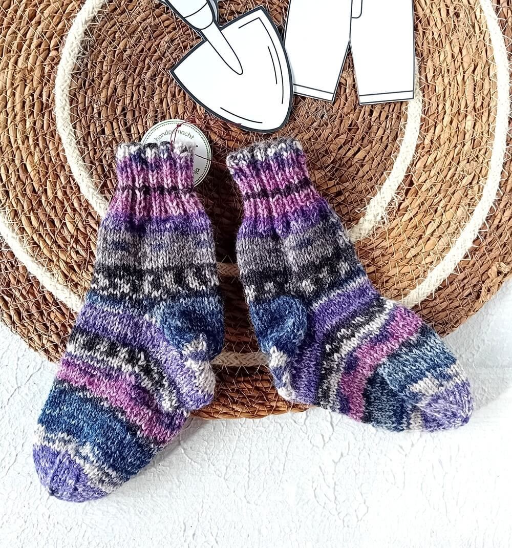 handgestrickte Kindersocken lila rosa in Gr. 22/23 handgestrickte Kindersocken lila rosa in Gr. 22/23