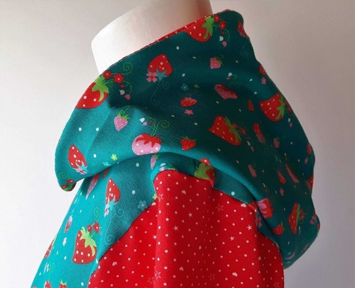 Kapuzenpullover Kinder Hoodie ERDBEEREN in Gr. 92 und 116