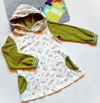 Kapuzenpullover Kinder Hoodie SCHMETTERLINGE in Gr. 122 Kapuzenpullover Kinder Hoodie SCHMETTERLINGE in Gr. 122