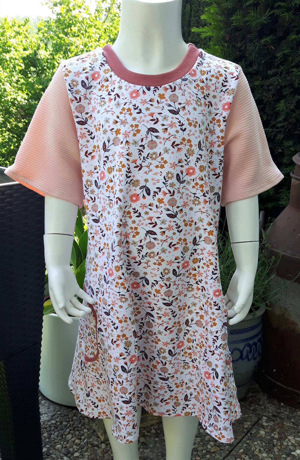 Kinderkleid Sommerkleid KLEINE BLUMEN in Gr. 116 und 140