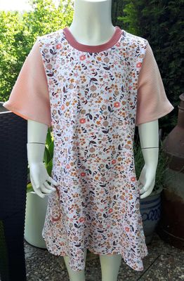 Kinderkleid Sommerkleid KLEINE BLUMEN in Gr. 116 und 140