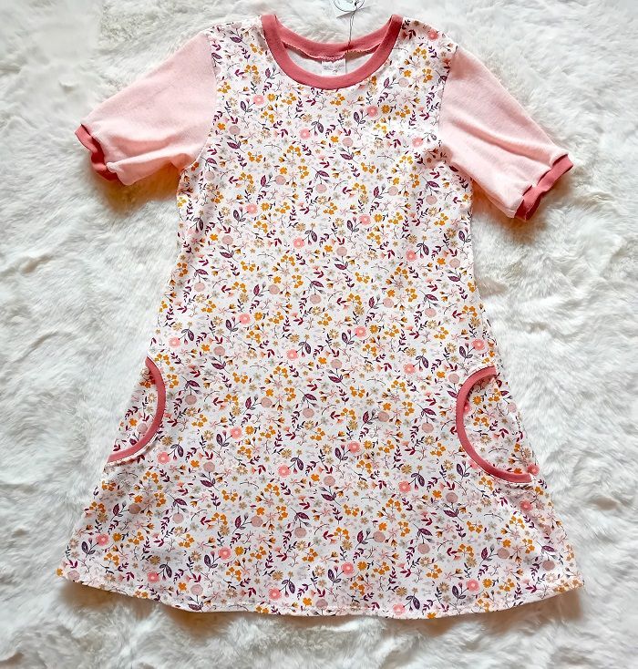 Kinderkleid Sommerkleid KLEINE BLUMEN in Gr. 116 und 140