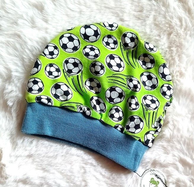 Baby Beanie DINOS FUSSBALL / 6-9 Monate