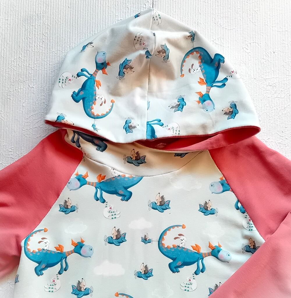 Kapuzenpullover Kinder Hoodie DRACHENAUSFLUG in Gr. 134