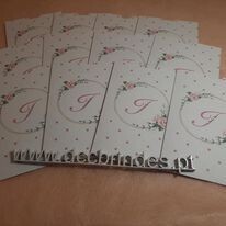 convite envelope com inicial