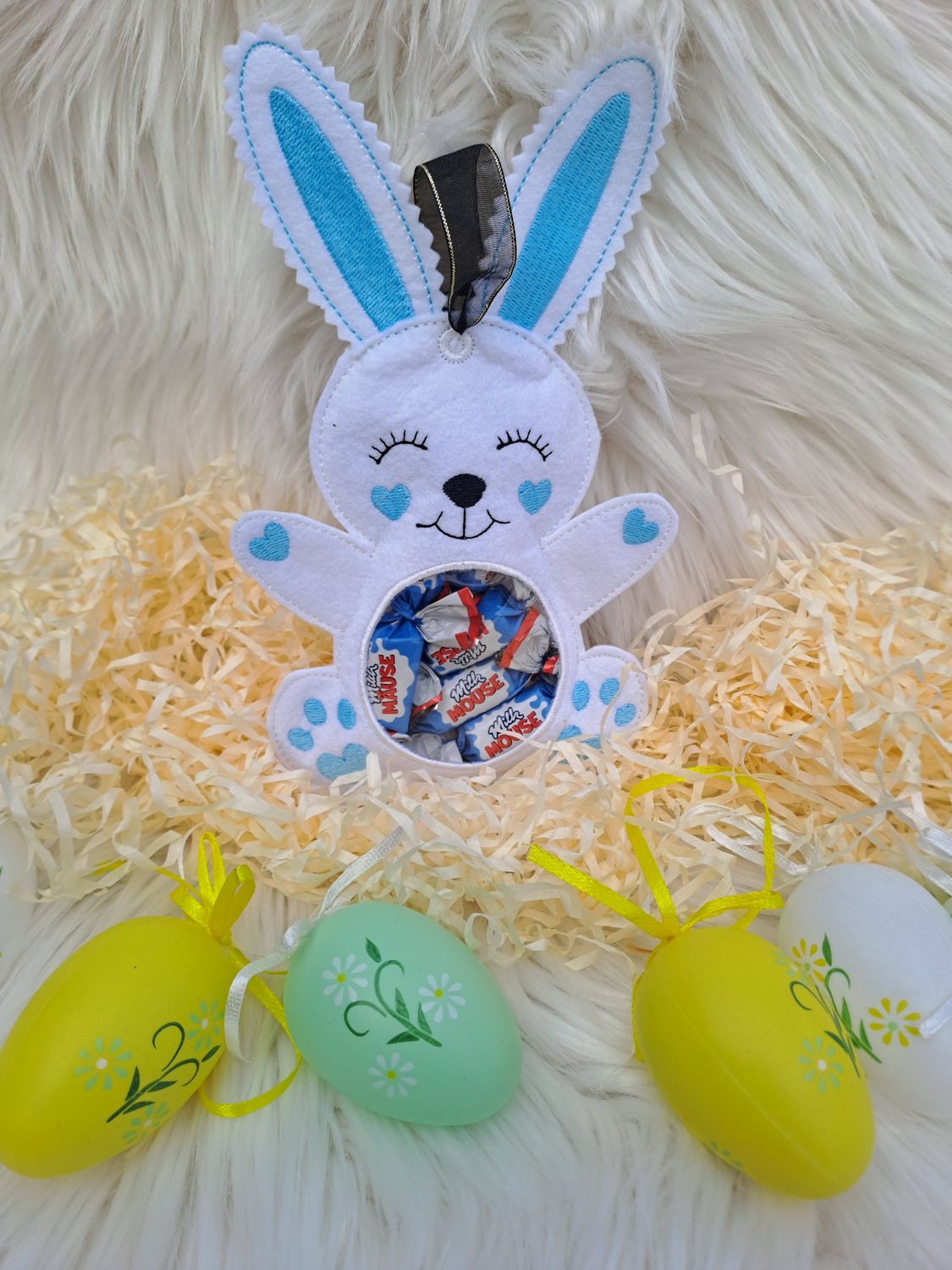 Petit lapin de pâques bleu