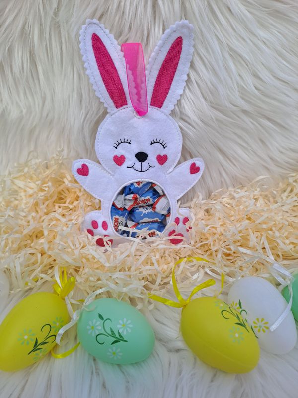 Petit lapin de pâques rose 