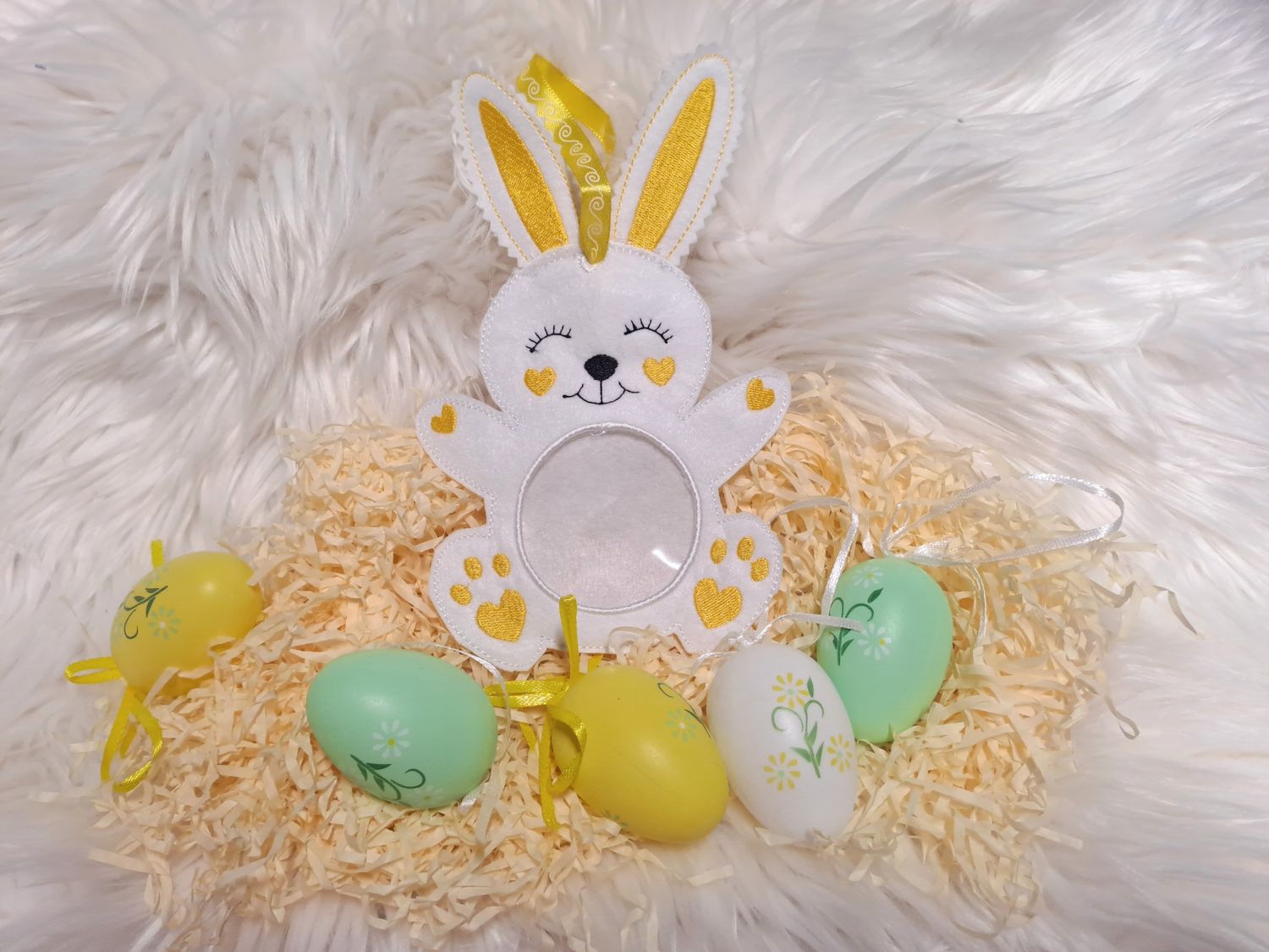 Petit lapin de pâques jaune