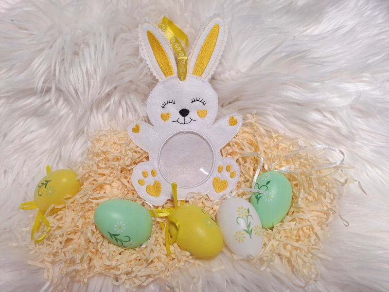 Petit lapin de pâques jaune