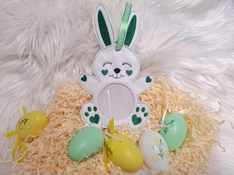 Petit lapin de pâques vert