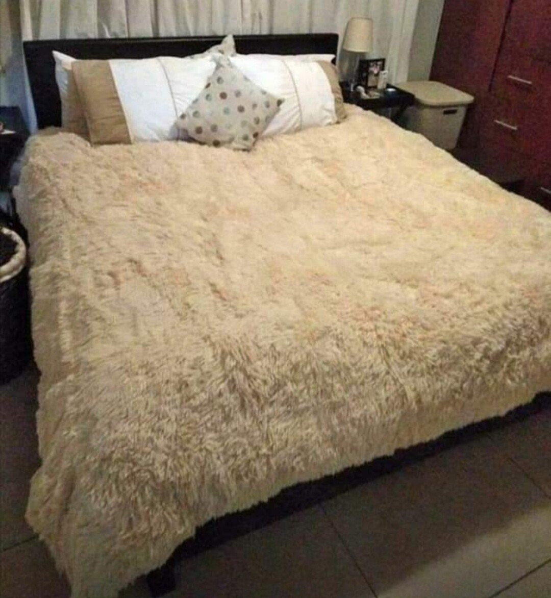 FLUFFY BLANKET 
