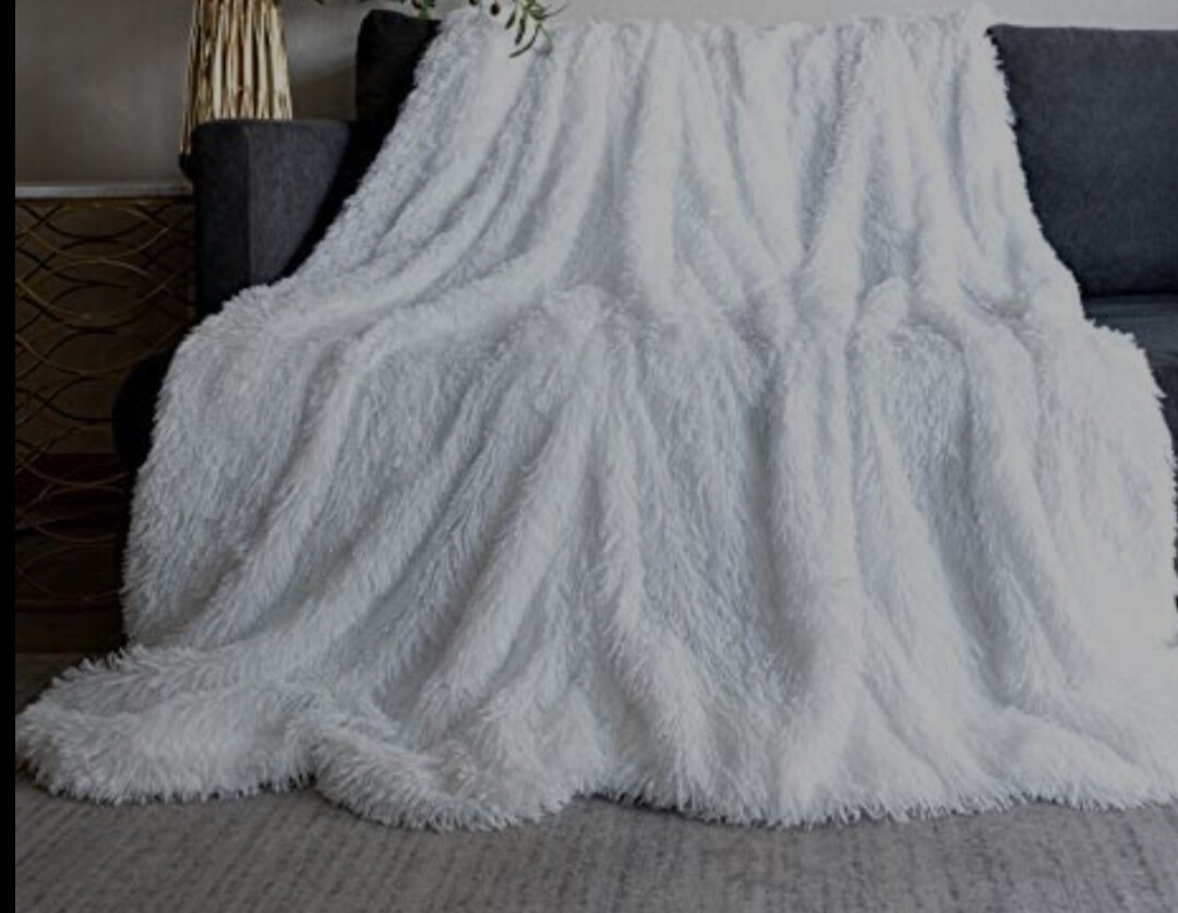 FLUFFY BLANKET THROWS