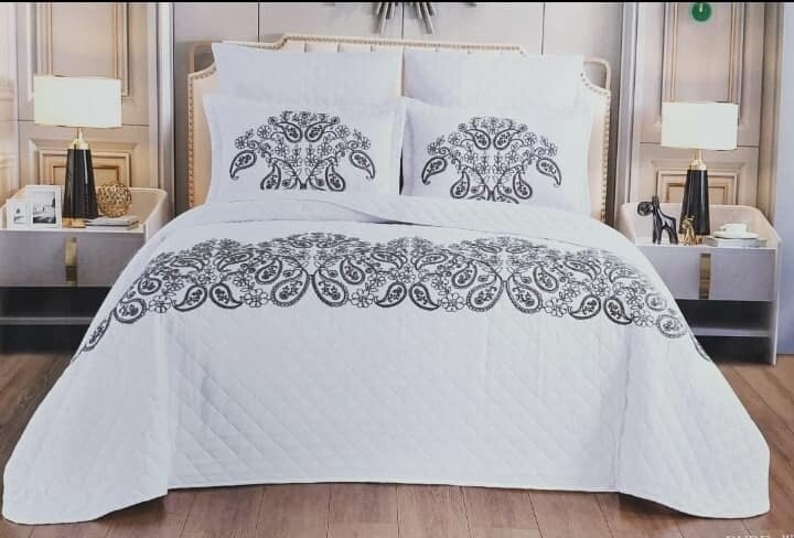 CHENILLE EMBROIDED QUILT SET
