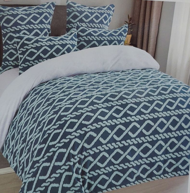 CONTRAST FLEECE COMFORTER 