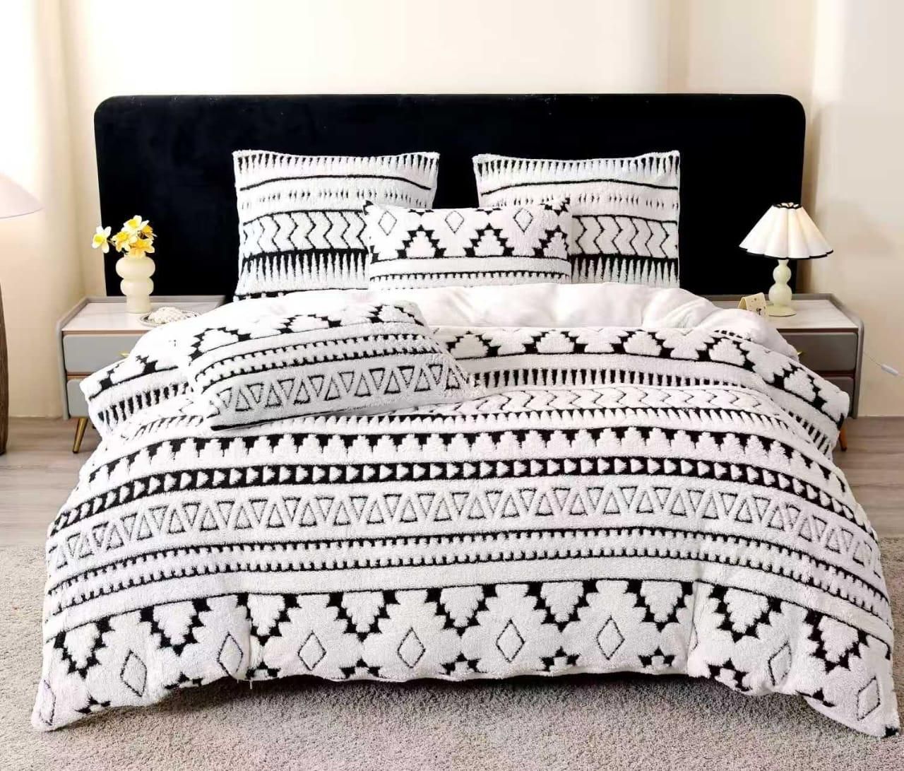 SYMMETRICAL COMFORTER SET