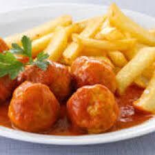 Kindergerecht: Balletjes in tomatensaus met frietjes (ter plaatse) Kindergerecht: Balletjes in tomatensaus met frietjes (ter plaatse)
