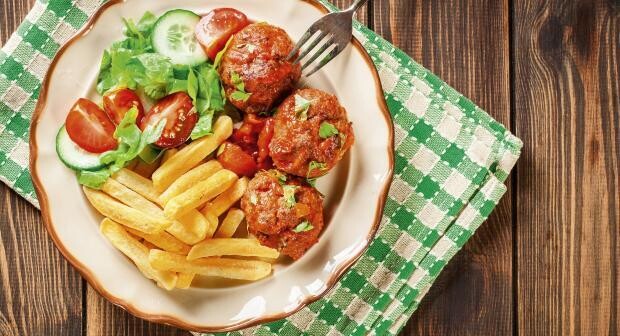 Balletjes in tomatensaus met frietjes en slaatje (ter plaatse) Balletjes in tomatensaus met frietjes en slaatje (ter plaatse)