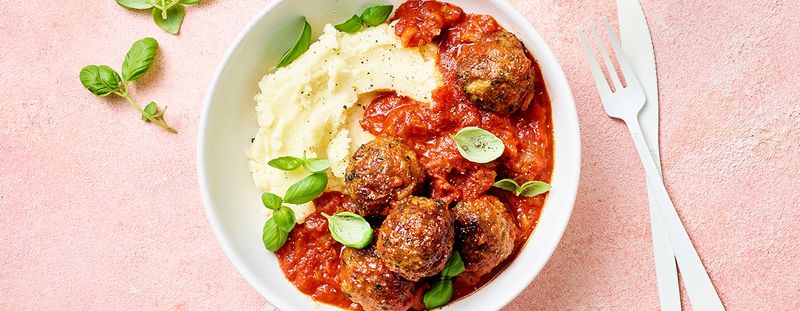 Balletjes in tomatensaus met puree als gerecht (take-away) Balletjes in tomatensaus met puree als gerecht (take-away)