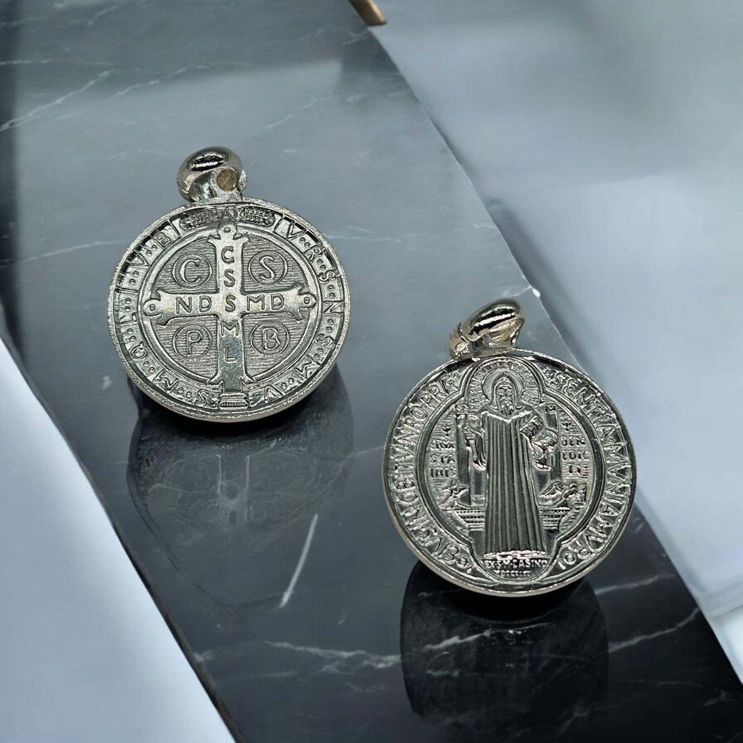 DIJE DE SAN BENITO DE PLATA 925  (2.5 CMS DE DIÁMETRO)