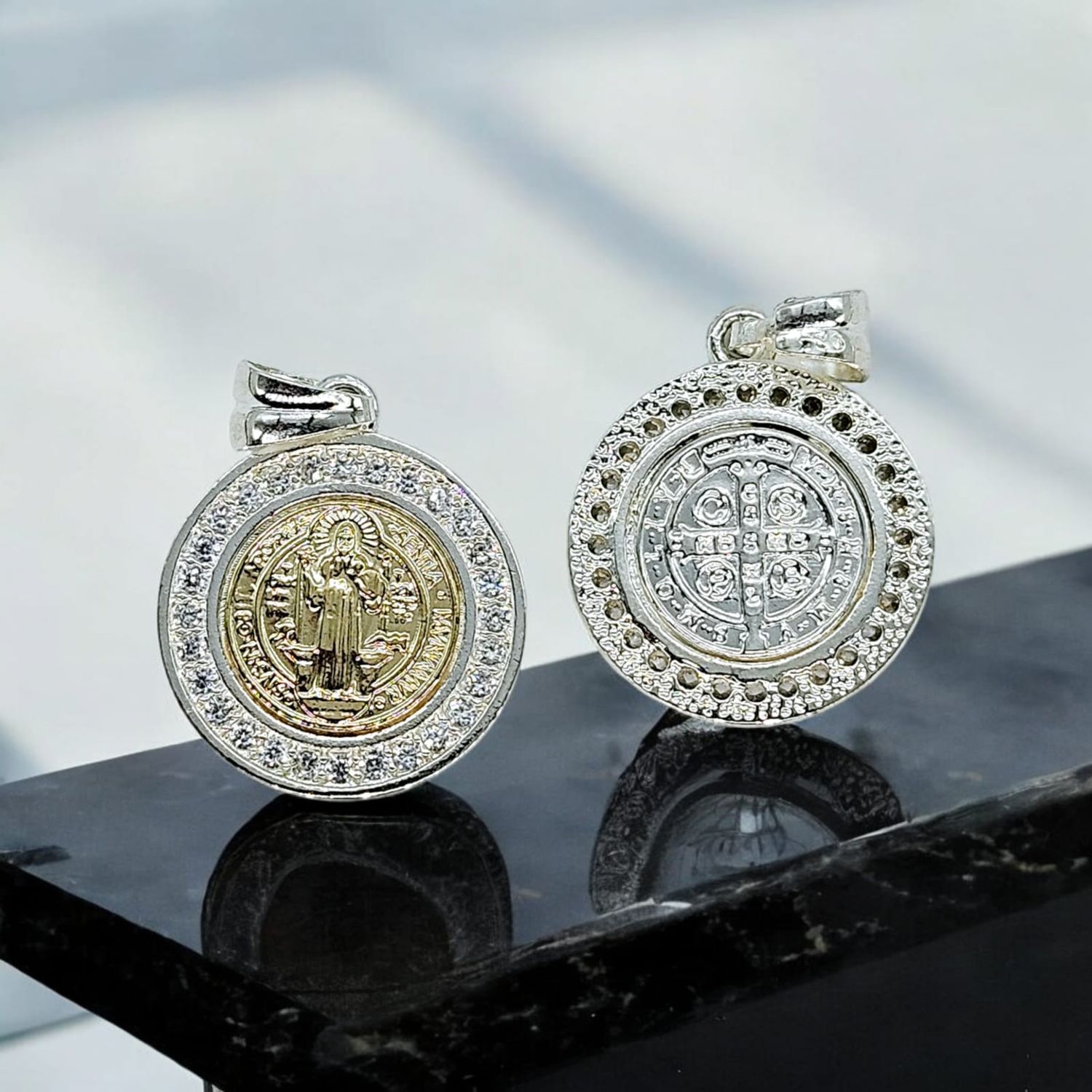 DIJE MEDALLA DE SAN BENITO ORO 18K Y PLATA 925 (2 CMS DE DIÁMETRO)