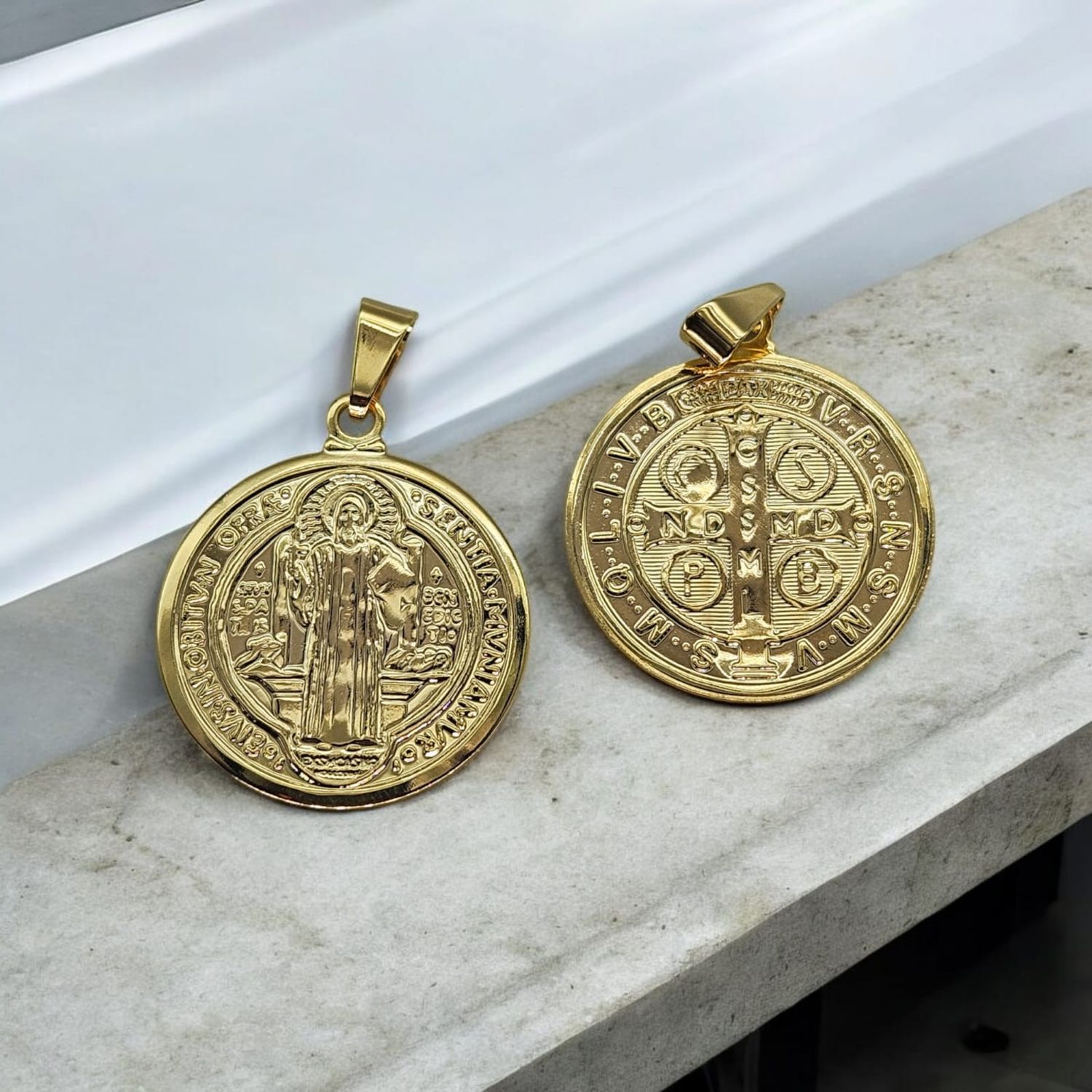 MEDALLA DE SAN BENITO ENCHAPADA EN ORO (2.7 CMS DE DIÁMETRO)