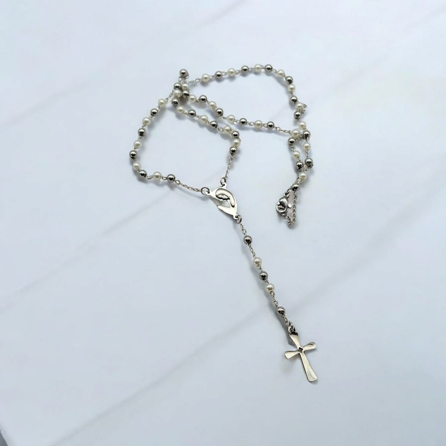 ROSARIO EN ACERO PERLAS BLANCAS (35 CMS)