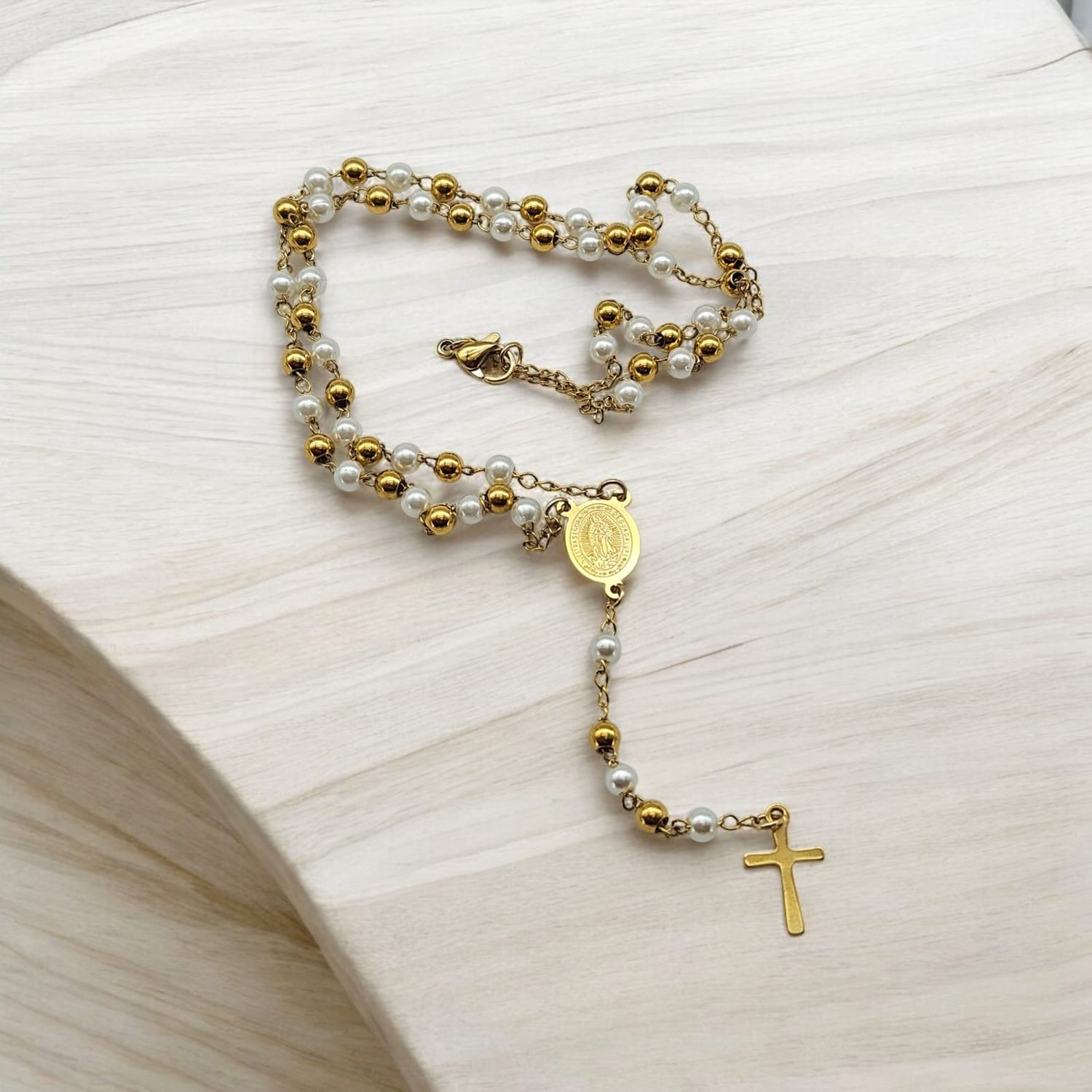 ROSARIO EN ACERO DORADO CON PERLITAS BLANCAS (35 CMS)