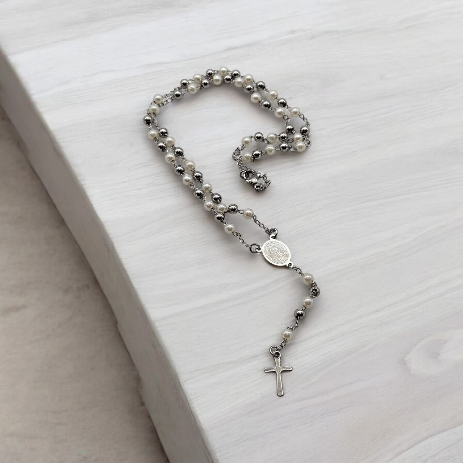ROSARIO EN ACERO CON PERLITA BLANCA (30 CMS)