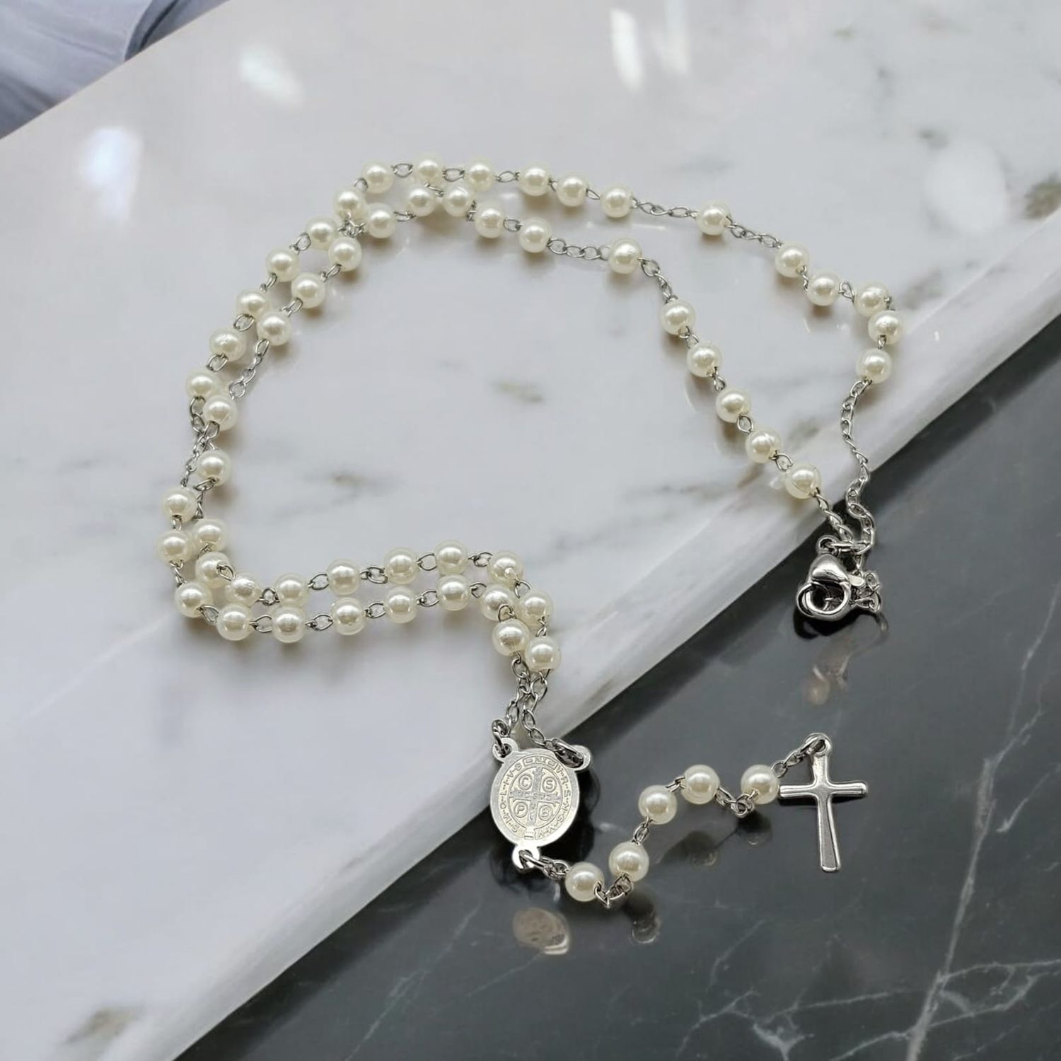 ROSARIO EN ACERO CON PERLAS BLANCAS (30 CMS)