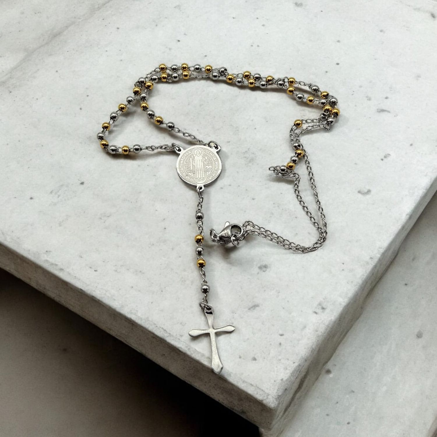 ROSARIO EN ACERO DORADO CON PLATEADO (30 CMS)