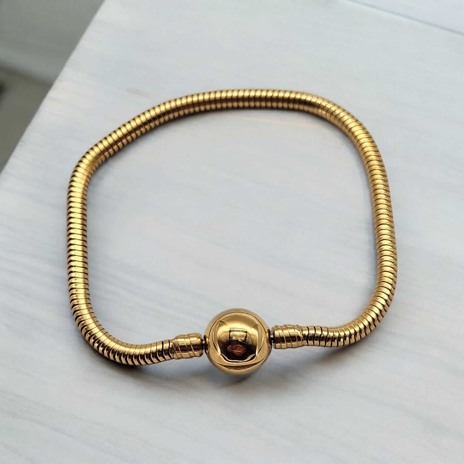 PULSERA DORADA TIPO PANDORA