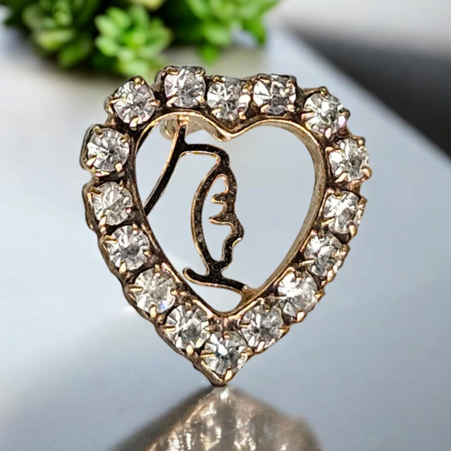 PIN ENCHAPADO SILUETA VIRGEN CON ZIRCONIAS (2 CMS)