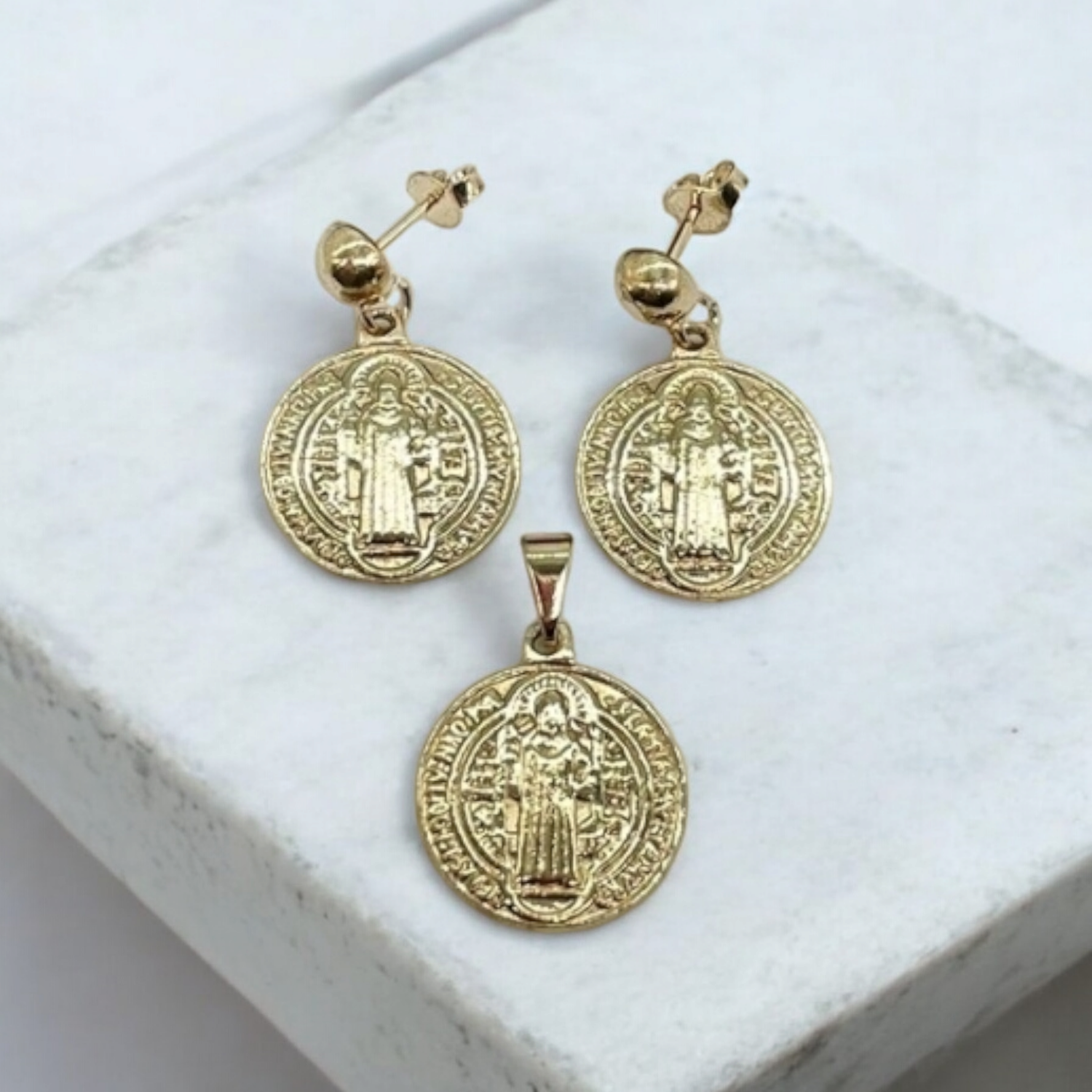 JUEGO DE DIJE CON ARITOS ENCHAPADOS MEDALLA DE SAN BENITO