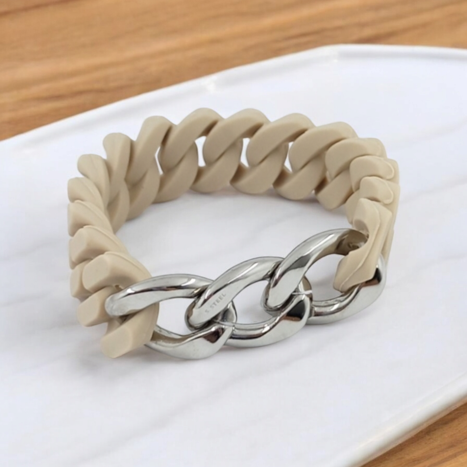PULSERA EN ACERO Y HULE COLOR CREMA