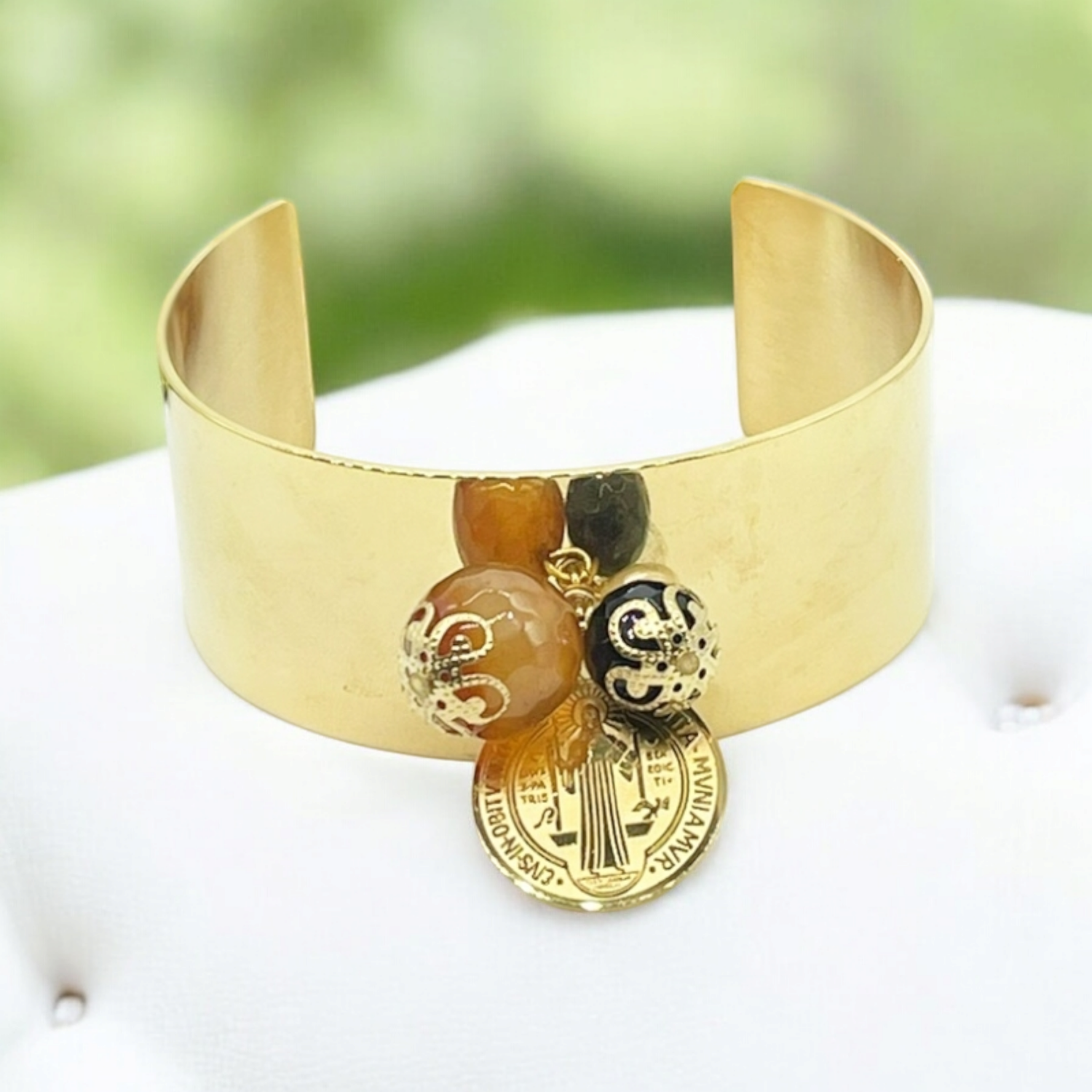 PULSERA DORADA DE ACERO CON MEDALLA DE SAN BENITO