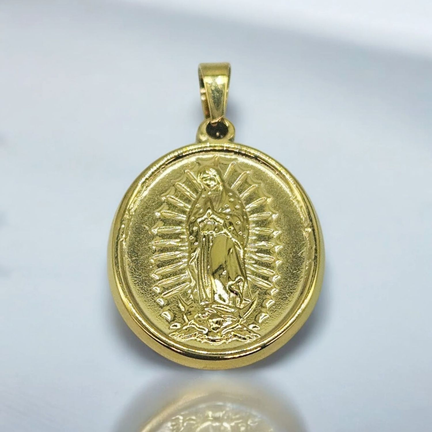 DIJE EN ACERO VIRGEN DE GUADALUPE 2 CMS DE LARGO X 1.5 CMS DE DIAMETRO