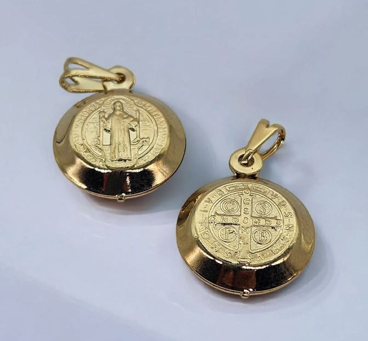 DIJE MEDALLA DE SAN BENITO ENCHAPADA EN ORO (1.5 CMS DE DIÁMETRO)