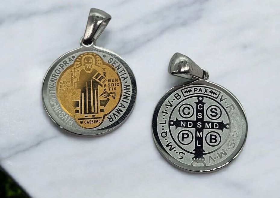 DIJE MEDALLA DE SAN BENITO EN ACERO (1.5 CMS DE DIÁMETRO)